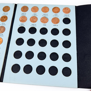 1 Complete Folder of Uncirculated Lincoln Memorial Cents.