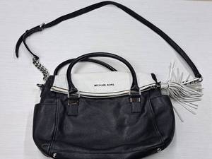 lot 141 image: Michael Kors Handbag