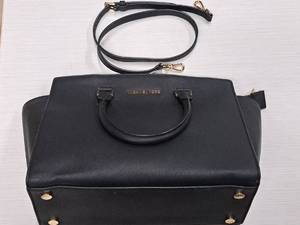 lot 130 image: Michael Kors Handbag