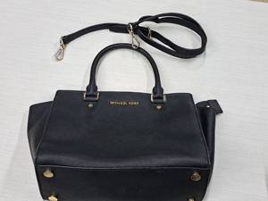 lot 131 image: Michael Kors Handbag