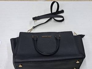 lot 129 image: Michael Kors Handbag