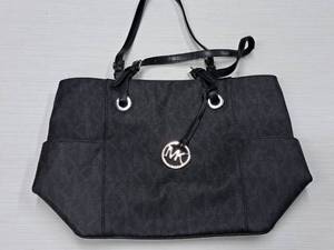 lot 151 image: Michael Kors Handbag