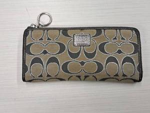 lot 185 image: Coach Zippered Wallet