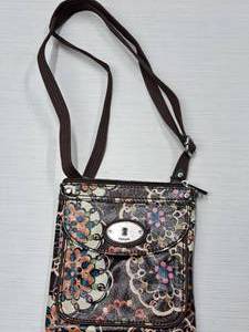 lot 259 image: Fossil Key-Per Handcrafted Ladies Floral pattern Vinyl Messenger Tote