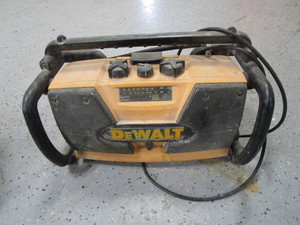 lot 18 image: DeWalt 18v120v Jobsite Radio