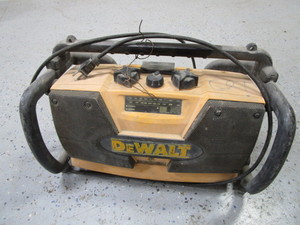 lot 19 image: DeWalt 18v120v Jobsite Radio