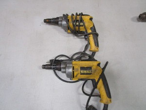 lot 29 image: (2) DeWalt Screw Guns