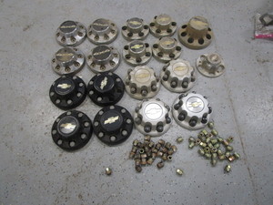 lot 90 image: Chevy Pickup Center Caps & Lugnuts