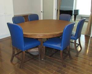 Elegant Dining Ensemble Gabberts Showroom Table with Six Lee Industries Chairs