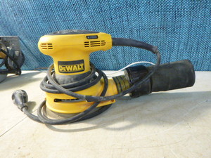 lot 75 image: DeWalt Variable Speed Random Orbital Sander