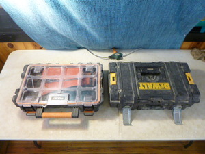 lot 104 image: 2 Organizers