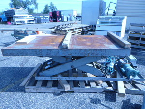lot 10 image: Fenner Stone Hydraulic Lift