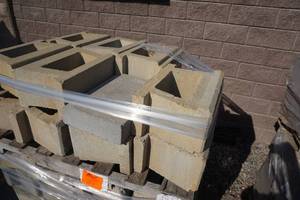 lot 4 image: Allan Block Riviera Classic Wall Block