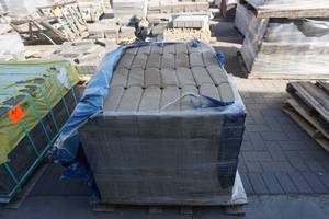 lot 41 image: Full Pallet of Cambray Tan Bullet Edging