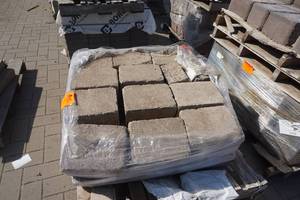 lot 61 image: Tan Blended Corner Block