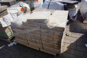 lot 91 image: Blu 60mm 3 Piece Beige Cream Patio Pavers