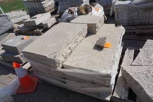 lot 113 image: Natural Stone Step Pieces In Assorted Sizes