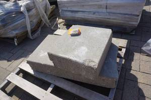 lot 114 image: Natural Stone Step Pieces In Assorted Sizes