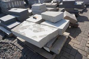 lot 117 image: Natural Stone Step Pieces In Assorted Sizes