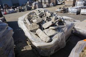lot 118 image: Pallet of Assorted Size Natural Stone Thin Veneer Patio Stone