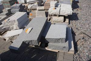 lot 122 image: Natural Stone Step Pieces In Assorted Sizes