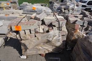 lot 123 image: Pallet of Weathered Chilton WallBuilding Stone In Assorted Sizes