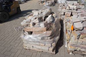 lot 124 image: Pallet of Weathered Chilton WallBuilding Stone In Assorted Sizes