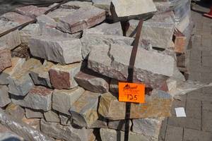 lot 125 image: Pallet of Weathered Chilton WallBuilding Stone In Assorted Sizes