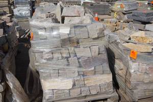 lot 126 image: Pallet of Weathered Chilton WallBuilding Stone In Assorted Sizes