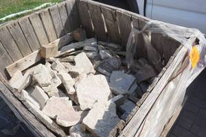 lot 129 image: Pallet of Sawn Natural Stone Thin Veneer Patio Stone In Assorted Sizes
