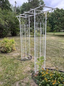 lot 47 image: Vintage Outdoor Garden Lawn Arbor Arch Metal Trellis