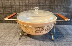 lot 13 image: Vintage 1960 Pyrex Promotional Hex Signs 404 Tan Bowl 4 qt Wire Rack & Lid