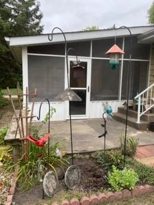 lot 142 image: Outdoor Lawn & Garden DeCor, Sheppard Hooks, Metal Art, Bird Feeders...
