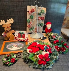 lot 183 image: Vintage Holiday Christmas Tabletop DeCor...