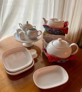 lot 76 image: Kitchen Bar Entertaining Housewares White Porcelain Tea Service Serving Platter