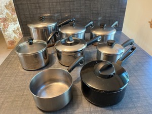 lot 55 image: Household Kitchenware Cookware Stovetop Kettles with Lids