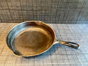 lot 11 image: Antique Wagner Ware Sidney -0- SkilletGriddle Fry Pan Cast Iron