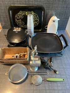 lot 75 image: Kitchen Bar Entertaining Housewares Can Opener Griddle Grill
