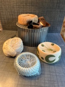 lot 25 image: Antique Womans Clothing Hat Box Fur Felt Sheer Collectible Betnor Glenover NY Hat Headpiece...