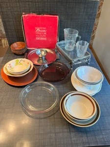 lot 129 image: Household Housewares Kitchen Gadgets & Dishes...