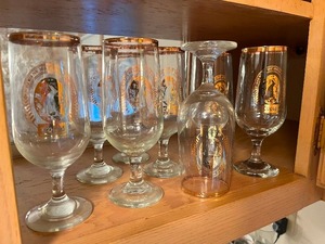 lot 41 image: (8) Collectible Barware Stemware Clear Glass Gold-TrimmedLogo COORS Americas Best Rocky Mountain Brewed 12 oz. Beer Glass