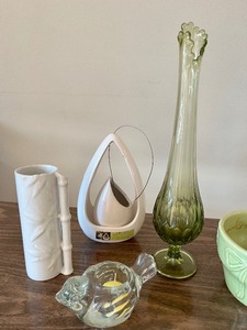 lot 175 image: Vintage Home Tabletop DeCor Depression Glass Vase, Pottery...