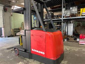 lot 3 image: 2001 Raymond CST30T Man Up Narrow Isle Forklift