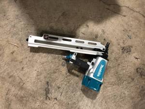 Makita Pneumatic 3-12 in. 21° Full Round Head Framing Nailer  Customer Returns See Pictures