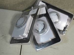 lot 103 image: Set of 3 Pro Essentials Multi-purpose Mechanical Timer White And Grey 24 Hr Repeat Daily