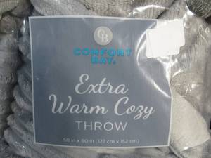 lot 108 image: Lot of 2 Queen Sized Throws 50 x 60