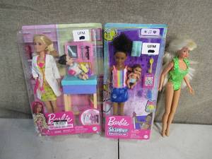 lot 209 image: Barbie You Can Anything-Pediatrics Doctor-Skipper Babysitter Inc.-Beach Barbie