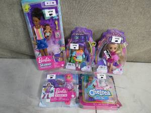 lot 210 image: Set of 5 Barbies-Extra Minis-Chelsea Can Be-Barbie Can Be-Skipper Babysitter Inc.