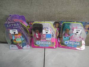 lot 214 image: Set of 3 Barbie Extra Mini-Chelsea Can Be