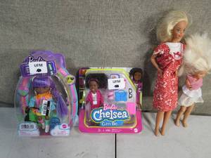 lot 215 image: Set of 4 Barbie Classic-Skipper-Extra Mini-Chelsea Can Be